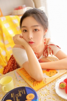 妺妺坐在我腿上勃起弄了视频